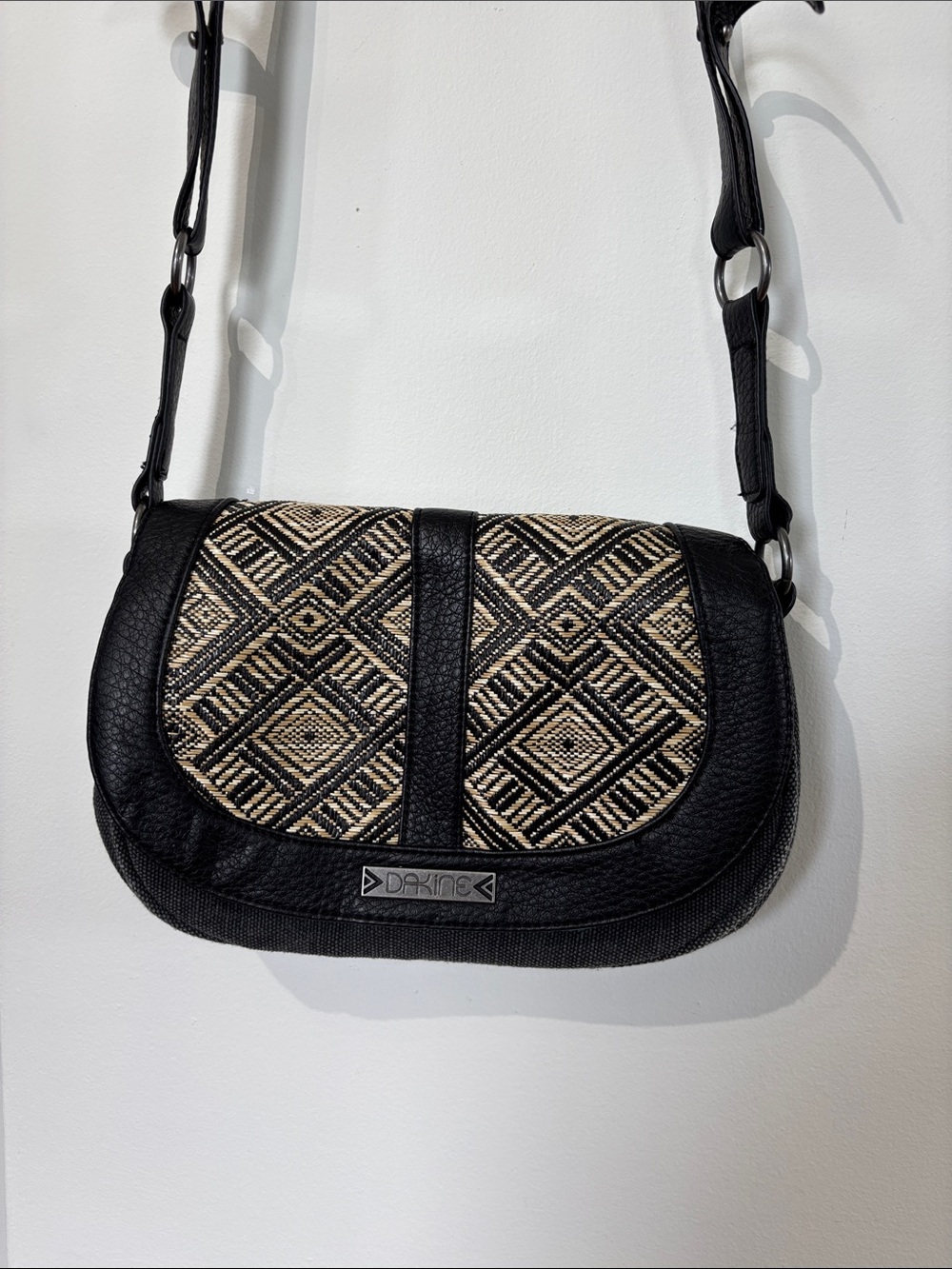 Dakine Vintage Y2K Black and Tan Woven Flap Crossbody Bag